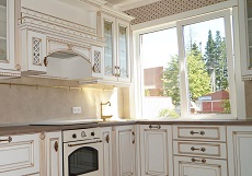 Фото кухни с мебельными фасадами в пленке ПВХ c фрезеровкой и Патиной Золото